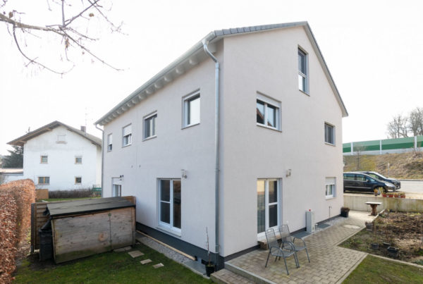 Moderne Neubau-Doppelhaushälfte in der Region Ostermünchen